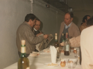 Público tomando un lunch en el nuevo edificio