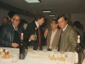 Público tomando un lunch en el nuevo edificio