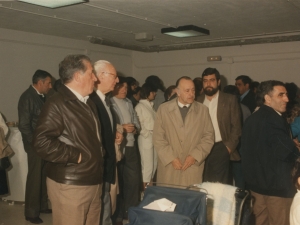 Público tomando un lunch en el nuevo edificio