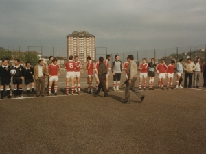 Uno de los dos equipos de fútbol que inauguró la zona deportiva y el trío arbitral