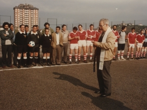 El párroco bendiciendo el campo de futbol
