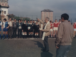 El párroco bendiciendo el campo de futbol