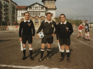 El trío arbitral en la zona deportiva