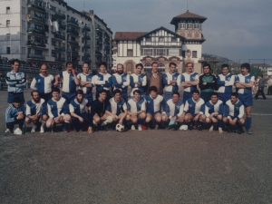 Uno de los dos equipos de fútbol que inauguró la zona deportiva