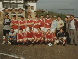 Uno de los dos equipos de fútbol que inauguró la zona deportiva