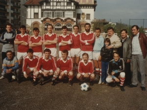 Uno de los dos equipos de fútbol que inauguró la zona deportiva