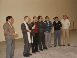 El párroco bendiciendo el frontón cubierto