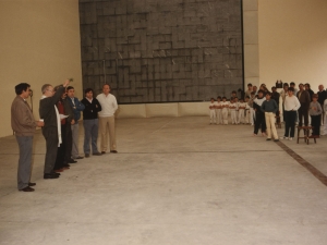 El párroco bendiciendo el frontón cubierto