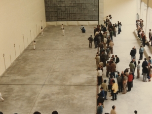 Niños jugando un partido de pelota para inaugurar el frontón cubierto