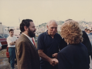 Marivi Roteta saluda a José Luis Ugarte, uno de los homenajeados, en la plaza de Bizkaia