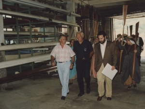 José Luis Ugarte y Xabier Portugal, entre otros, visitando las instalaciones de Donibaneko, en la plaza de Bizkaia
