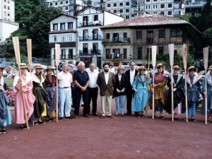 Algunos de los homenajeados, entre ellos José Luis Ugarte, jalonados por las bateleras