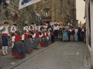 Dantzaris bailan para las personalidades, jalonados por las bateleras, en las escalinatas de la iglesia San Juan Bautista. En primer plano José Luis Ugarte y Xabier Portugal, alcalde