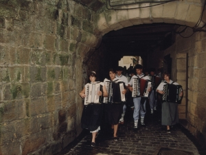 Grupo de músicos que preceden a la comitiva, pasando bajo los arcos de la calle San Juan