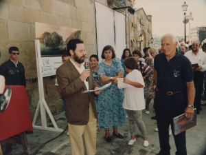 El alcalde Xabier Portugal lee un pequeño escrito en la plaza Santiago. A su derecha está José Luis Ugarte