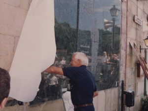 José Luis Ugarte descubre la placa colocada en homenaje a los remeros en la plaza Santiago