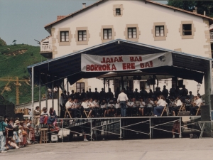 Concierto de la banda de música en la plaza Santiago durante el acto celebrado