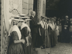 Discursos previos al descubrimiento de la placa de homenaje, en la calle San Juan 76