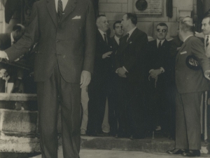 Autoridades conversando durante el acto en la calle San Juan 76. Al fondo, la placa una vez descubierta