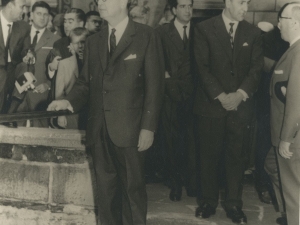 Autoridades conversando durante el acto en la calle San Juan 76. Al fondo, la placa una vez descubierta, y a su derecha el tapiz con el escudo de Gipuzkoa