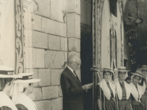 Discursos previos al descubrimiento de la placa de homenaje en la calle San Juan 76