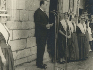 Discursos previos al descubrimiento de la placa de homenaje en la calle San Juan 76