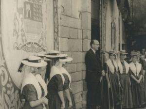 Discursos tras el descubrimiento de la placa de homenaje en la calle San Juan 76