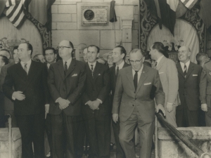 Saludos de las autoridades tras el descubrimiento de la placa de homenaje en la calle San Juan 76. Entre otros, Andres Aramendi y Teodoro Laboa, ambos alcaldes de Pasaia en diferentes momentos