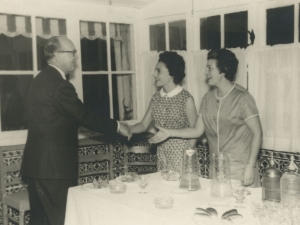 Angelita Cámara y María Lourdes Puy, encargadas del Restaurante Cámara, saludando a las autoridades