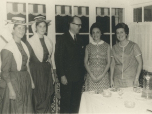 Angelita Cámara y María Lourdes Puy, encargadas del Restaurante Cámara, junto a una autoridades y dos bateleras