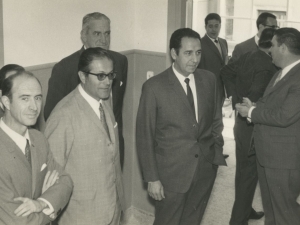 Autoridades visitando las instalaciones. Entre ellos destacan: Pedro María Lapazaran (aparejador del Ayuntamiento), Valverde (propietario de la ferretería de la calle Zumalakarregi 11), Zulaika (concejal del Ayuntamiento) y Cortajarena