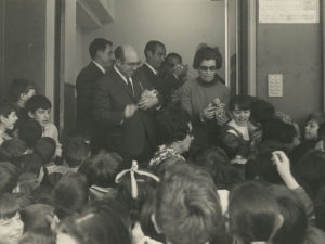 Autoridades conversando con los niños en la salida del colegio