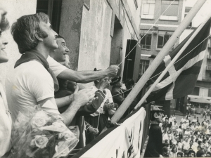 Chupinazo de las fiestas de San Fermín. En primer término con una ramo de rosas María Victoria Roteta, y a su lado, el alcalde Roberto López de Etxezarreta