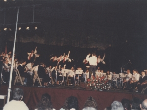 Fiesta celebrada, en la que la Orquesta de Pasaia y unos dantzaris ofrecen su actuación