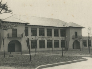 Grupo Escolar del Poblado de Pescadores. Vista de la parte delantera del colegio