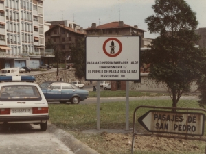 Cruce de entrada a Trintxerpe desde San Sebastián, en el que se colocó una señal en contra del terrorismo