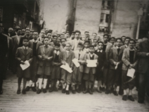 Grupo de niños en una de las calles de Pasai Antxo con diplomas en las manos