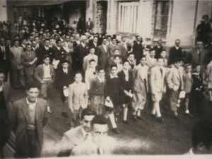 Desfile de niños por las calles de Pasai Antxo, con diplomas en las manos