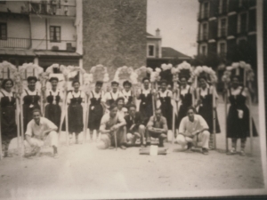 Grupo de jóvenes vestidas de poxpolinas en una plaza