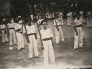 Niños vestidos de dantzari bailando en la plaza