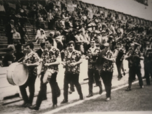 Desfile de una charanga en un campo de fútbol