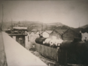 Almacenes del puerto de Pasai Antxo. Al fondo, Pasai San Pedro y el Monte Ulía