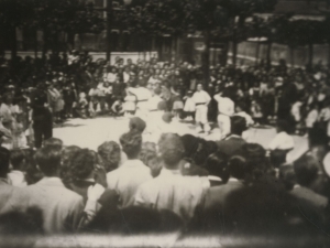 Grupo de dantzaris bailando en la plaza