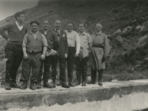 Grupo de personas posando en las instalaciones de aguas