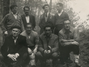 Grupo de personas posando en las cercanías de las instalaciones de aguas