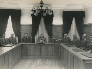 Salón de plenos de la Casa Consistorial de Pasai Donibane. En en centro, el alcalde Carlos Yarza y la corporación sentada en torno a la mesa