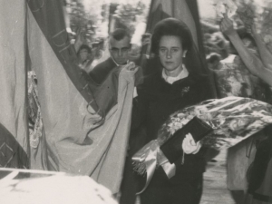 Desfile de las banderas hacia el Ayuntamiento