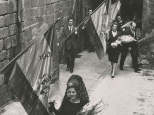 Desfile de las banderas, a la altura de la calle San Juan 70, hacia la iglesia de San Juan Bautista