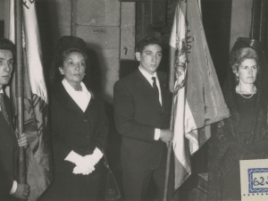 Jóvenes posando con las banderas conseguidas en el interior de la iglesia San Juan Bautista