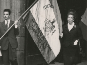 Desfile de las banderas hacia el Ayuntamiento. Al fondo, la entrada de la iglesia de San Juan Bautista